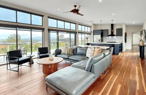 Mansfield Maison | The Iron Pear - Pet Friendly with Country Views