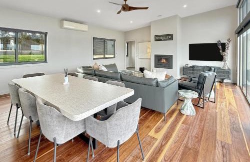 Mansfield Maison | The Iron Pear - Pet Friendly with Country Views