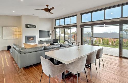 Mansfield Maison | The Iron Pear - Pet Friendly with Country Views