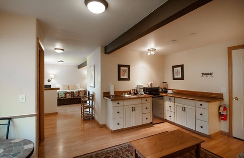 Woods Bay Hôtel | The Islander Inn