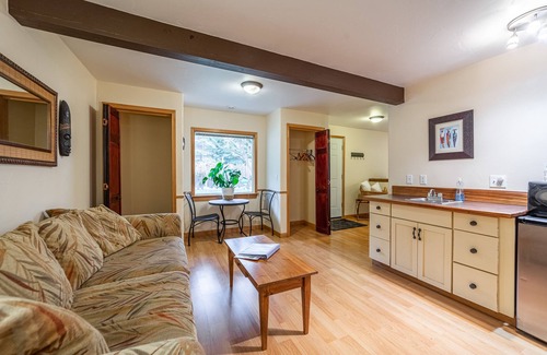 Woods Bay Hôtel | The Islander Inn
