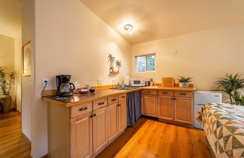 Woods Bay Hôtel | The Islander Inn
