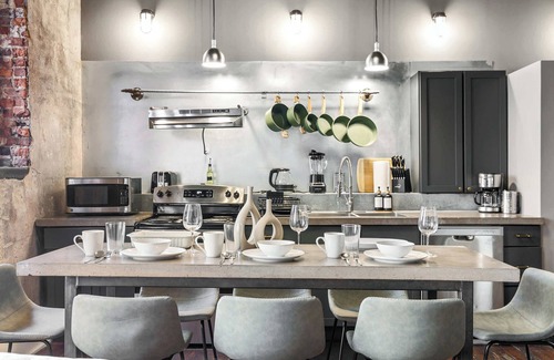 Central City Appartement | The Jazz Flat| Covered Parking| Sleeps 8| DT