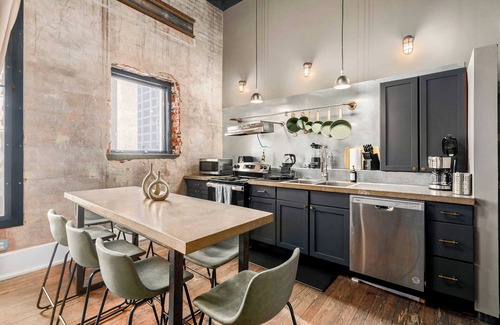 Central City Appartement | The Jazz Flat| Covered Parking| Sleeps 8| DT