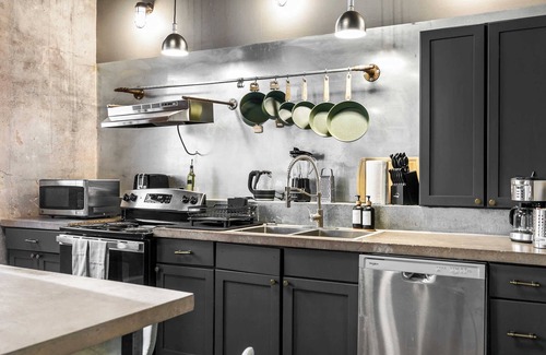 Central City Appartement | The Jazz Flat| Covered Parking| Sleeps 8| DT