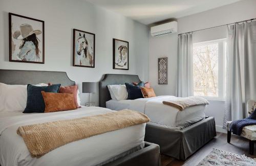 East Hill Maison | The Johnny - Stylish Nashville Home With Rooftop Lounge