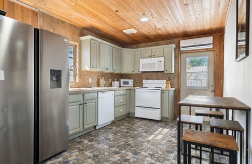 Bahama Palm Shores Maison | The Jolly Roger: 2-bedroom beachfront home-sleeps 6-Casuarina Point w/pool
