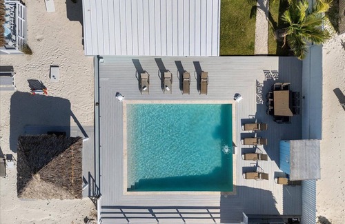 Bahama Palm Shores Maison | The Jolly Roger: 2-bedroom beachfront home-sleeps 6-Casuarina Point w/pool