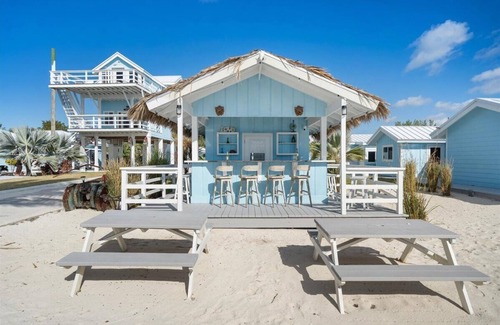 Bahama Palm Shores Maison | The Jolly Roger: 2-bedroom beachfront home-sleeps 6-Casuarina Point w/pool