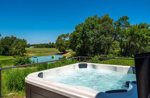 Hot Springs Maison | The June Hot tub with king beds on 2 acres