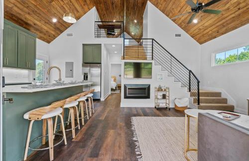 Hot Springs Maison | The June Hot tub with king beds on 2 acres