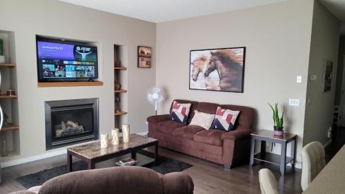 Southwest Calgary Maison | The King place, is a ROOM in a PRIVATE HOUSE, close to CTrain and Spruce Meadows Equestrian