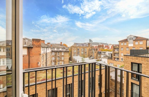 Euston Appartement | The Kings Residence - St Pancras - by Frankie Says