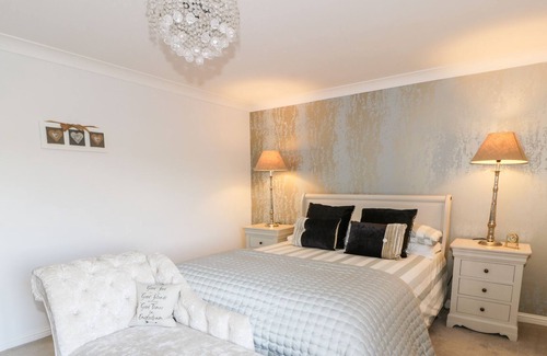 Eaglesham Cottage | THE KIRKLANDS COTTAGE, with a garden in Eaglesham, Glasgow