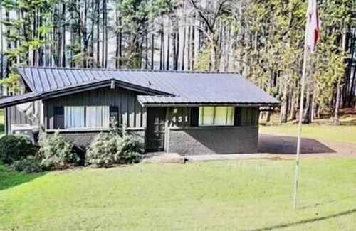 Jefferson Maison | The Knotty Pine on Lake O the Pines Waterfront