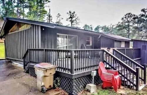 Jefferson Maison | The Knotty Pine on Lake O the Pines Waterfront