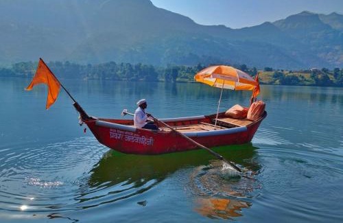 Akola Autre | The Lake Camps