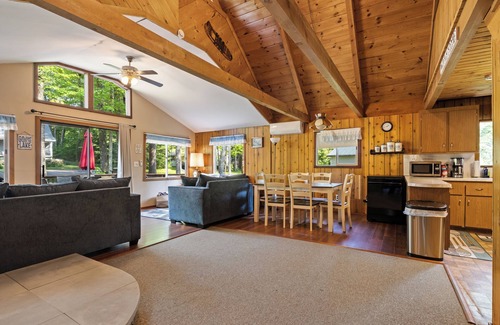 Wolfeboro Cabine | The Lake Escape - A Cozy Lakeside Cabin - Sleeps 8 - Grill, Kayak, Firepit