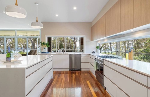 Murrays Beach Maison | The Lake House - Complete Lakefront Oasis at Murrays Beach, Surrounded by Native Bushland & Wildlife
