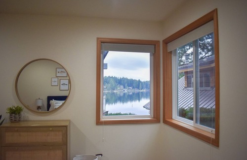 Eatonville Maison | The Lake House - Lakefront stay with Sauna and Hot Tub! 5 star living and views!