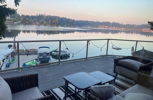 Eatonville Maison | The Lake House - Lakefront stay with Sauna and Hot Tub! 5 star living and views!