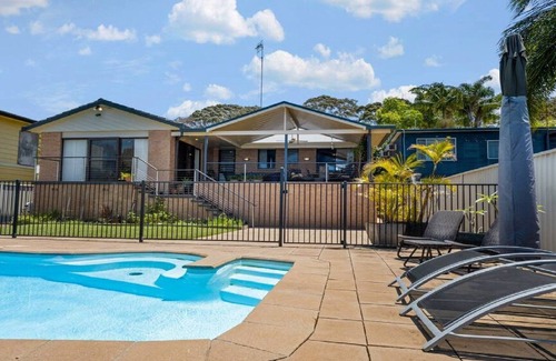Berkeley Vale Maison | The Lake House - Luxury home with Pool.