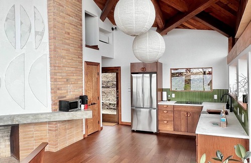 Lakewood Maison | The Lake House - private house on Lake Erie - 10 min from downtown