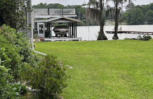 Warwick Maison | The Lake is Callling you to Creek Cabin
