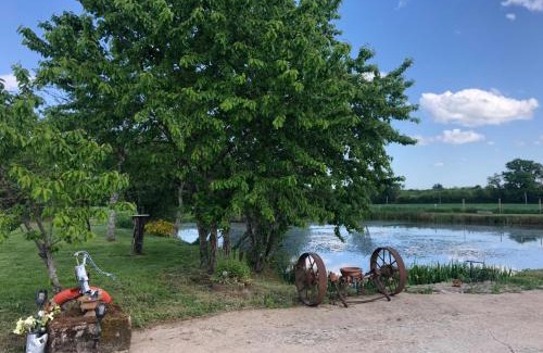Bommiers Maison | The Lake Room Cottage with Private Fishing Lake
