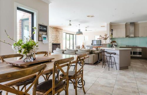 Main Ridge Maison | The Lakehouse