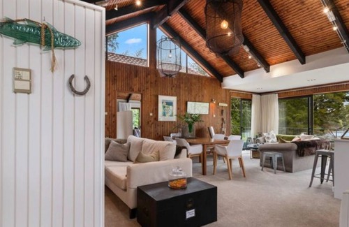 Okere Falls Maison | The Lakes Edge, Luxury Lake Front House, Lake Rotoiti, Rotorua