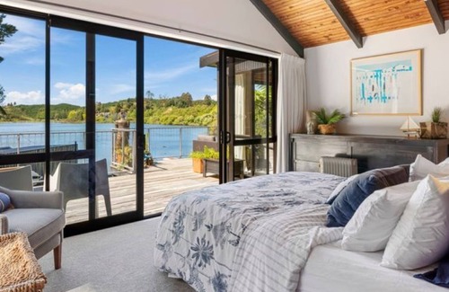 Okere Falls Maison | The Lakes Edge, Luxury Lake Front House, Lake Rotoiti, Rotorua