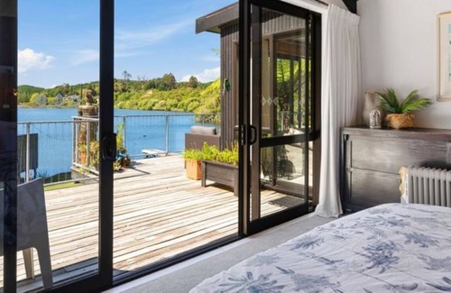 Okere Falls Maison | The Lakes Edge, Luxury Lake Front House, Lake Rotoiti, Rotorua