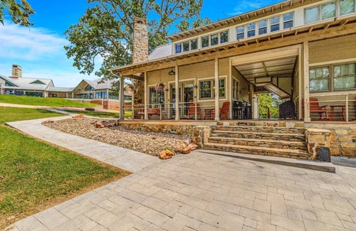 Lindale Copropriété | The Lakeside Giddy Up Getaway - Explore Lindale's Wineries and Canton Trade Days