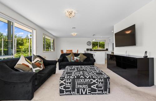 Tauranga Maison | The Lakeside - Tauranga Holiday Home