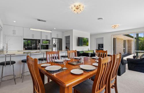 Tauranga Maison | The Lakeside - Tauranga Holiday Home