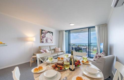 Nelson Bay Appartement | The Landmark unit 405 Resort style, spectacular water views, lift, linen, pool, games room, port-a-cot and highchair.
