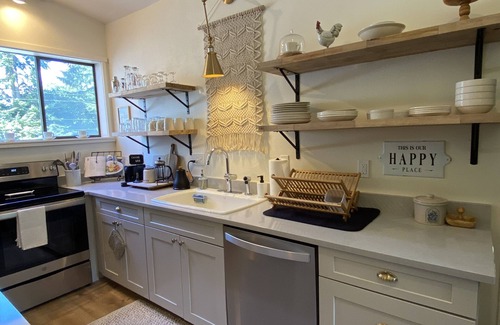 Langley Maison | The Langley Loft: Modern Barn + Close to Downtown + Hot Tub + Cozy Island Vibes
