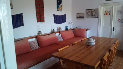 Kithira Appartement | The large bougainvillea house