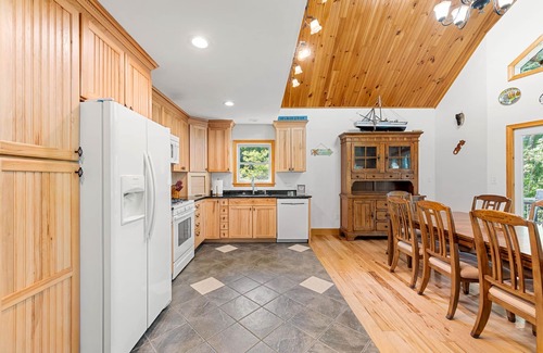 Nottingham Maison | The Largest Waterfront property on Pawtuckaway Lake for family memories!