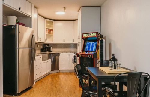Beaverdell Appartement | The Lifty | Ski-In Ski-Out Studio + Pool & Gym