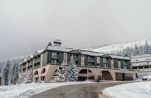 Beaverdell Appartement | The Lifty | Ski-In Ski-Out Studio + Pool & Gym