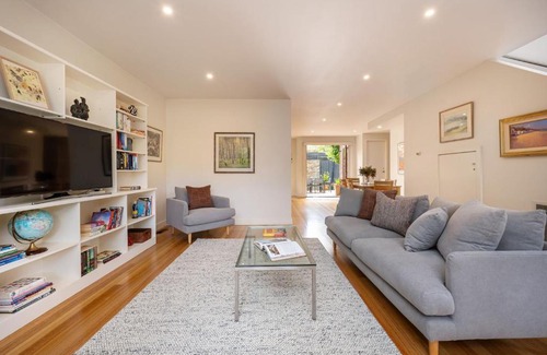 Glen Iris Maison | The Light House - Close to Harold Holt Swim Centre