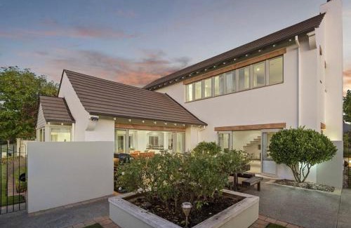 Christchurch Maison | The Light Inn