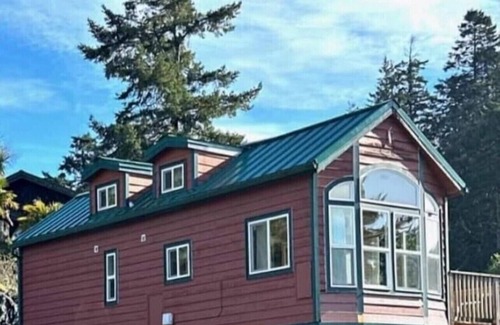 Gold Beach Cabine | The Lighthouse Cabin #60