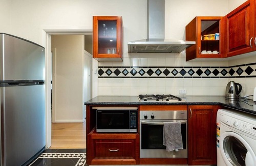 Middle Park Appartement | The Lighthouse Character filled Abode near Beach