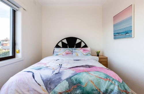Middle Park Appartement | 'The Lighthouse' Character-filled Abode near Beach