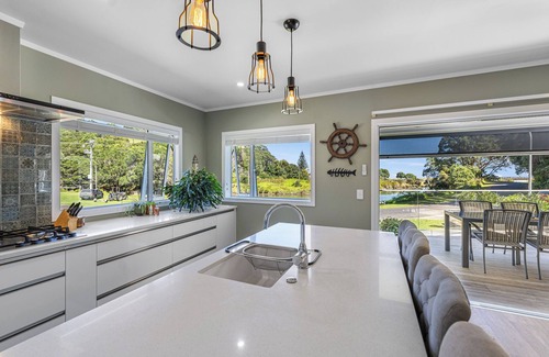 Te Mata Maison | The Lighthouse - Te Mata Holiday Home