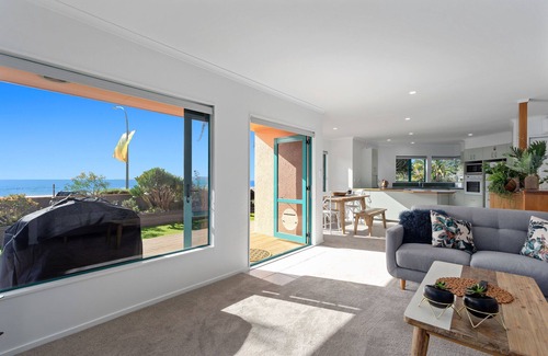 Ohope Maison | The Lights House - Beachfront Ohope Holiday Home