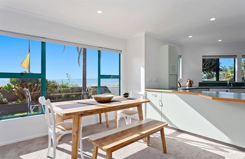 Ohope Maison | The Lights House - Beachfront Ohope Holiday Home